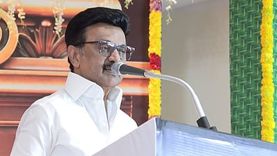 கல்லூரி மாணவர்களுக்கு  மடிக்கணினி: முதல்வர் நாளை தொடக்கி வைக்கிறார்!