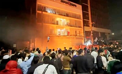 வங்கதேசத்தில் இந்திய தூதரகம், தூதர் வீட்டின் மீது கல்வீச்சு! 