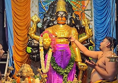 முக்தி அலங்காரத்தில் அருள்பாலித்த பஞ்சமுக ஆஞ்சனேயர்!