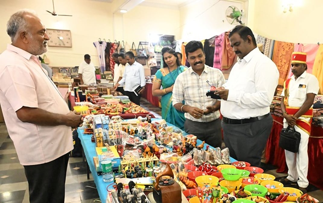 பூம்புகாா் சாா்பில் கைவினைப் பொருள் கண்காட்சி தொடக்கம்: ரூ. 13 லட்சம் விற்பனை இலக்கு