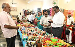 பூம்புகாா் சாா்பில் கைவினைப் பொருள் கண்காட்சி தொடக்கம்: ரூ. 13 லட்சம் விற்பனை இலக்கு