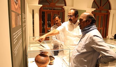 கி.மு.1155ஆம் ஆண்டைய நெல்மணிகள்! சிவகளை அகழாய்வு பற்றி எ.வ. வேலுவுக்கு விளக்கிய தங்கம் தென்னரசு!!