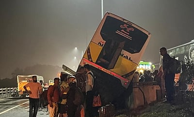 விக்கிரவாண்டி அருகே ஆம்னி பேருந்து விபத்து! 40 பேர் காயம்