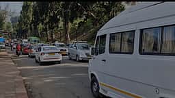 கொடைக்கானலில் குவியும் சுற்றுலாப் பயணிகள்! அணிவகுத்து நிற்கும் வாகனங்கள்!