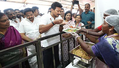 மகளிா் சுய உதவிக் குழுக்களின் உணவுத் திருவிழா: துணை முதல்வா் உதயநிதி தொடங்கி வைத்தாா்!