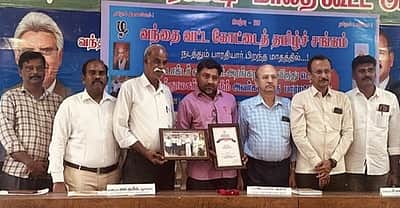 அரசின் விருது பெற்ற நூலகருக்கு பாராட்டு