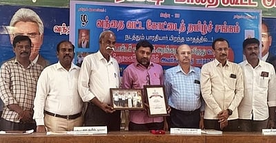 அரசின் விருது பெற்ற நூலகருக்கு பாராட்டு