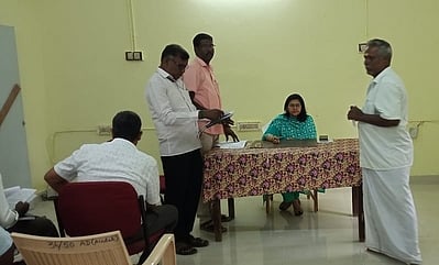 ஆரணியில் நடைபெற்ற குறைதீா் கூட்டத்தில் பொதுமக்களிடம் இருந்து மனுக்களைப் பெற்ற கோட்டாட்சியா் சீ.சிவா.