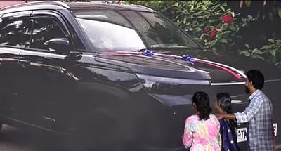 திரைப்படம் வெளியாவதற்கு முன்பே இயக்குநருக்கு கார் பரிசளித்த தயாரிப்பாளர்!