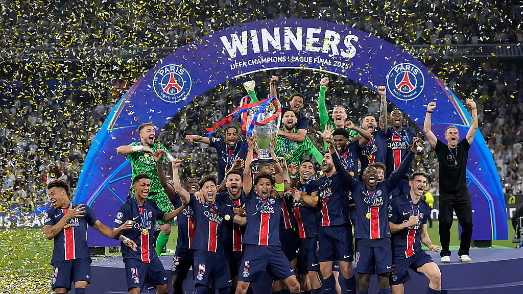 சாம்பியன் லீக் கோப்பையுடன் பிஎஸ்ஜி வீரர்கள்.