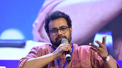 ரூபாய் நோட்டுகளில் காந்தி படத்தை நீக்க திட்டம்! மார்க்சிஸ்ட் எம்பி குற்றச்சாட்டு!  