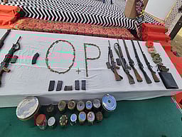 பிகாரில் நக்சல் கைது! ஆயுதங்கள் பறிமுதல்!