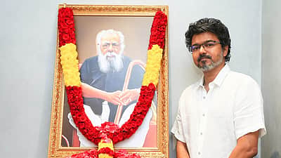 பெரியார் காட்டிய சமத்துவப் பாதையில் பயணிப்போம்: விஜய்
