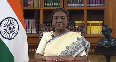 உள்நாட்டு உற்பத்தியை ஊக்குவிப்பது அவசர அவசியம் :
குடியரசுத் தலைவா் வலியுறுத்தல்
