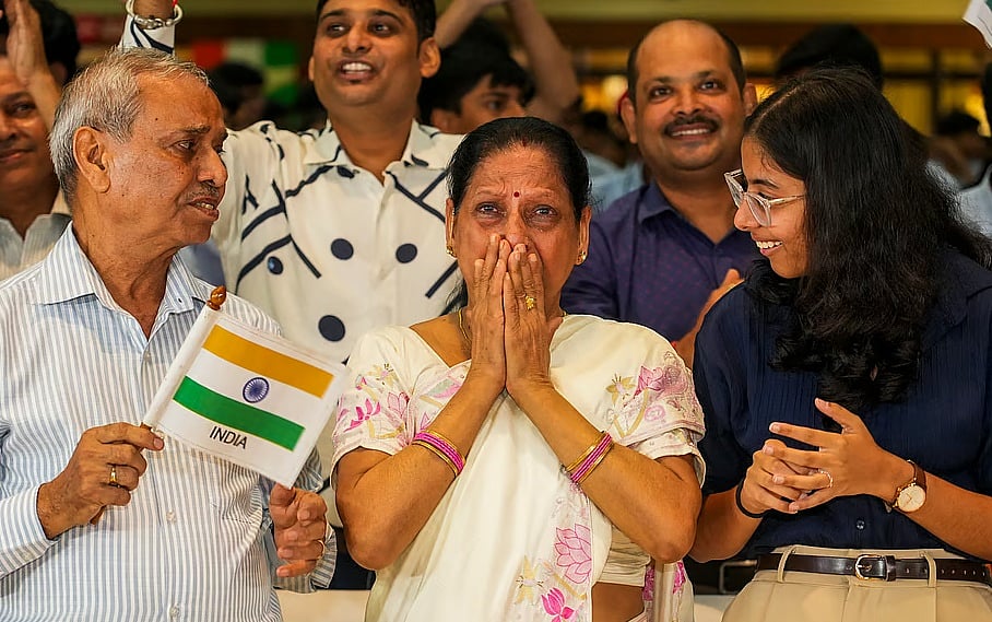 பெற்றோர் நெகிழ்ந்த தருணம்