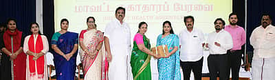 19 மருத்துவமனைகளுக்கு ரூ.89.72 லட்சத்தில் நவீன சாதனங்கள்: மேயா் ஆா்.பிரியா வழங்கினாா்