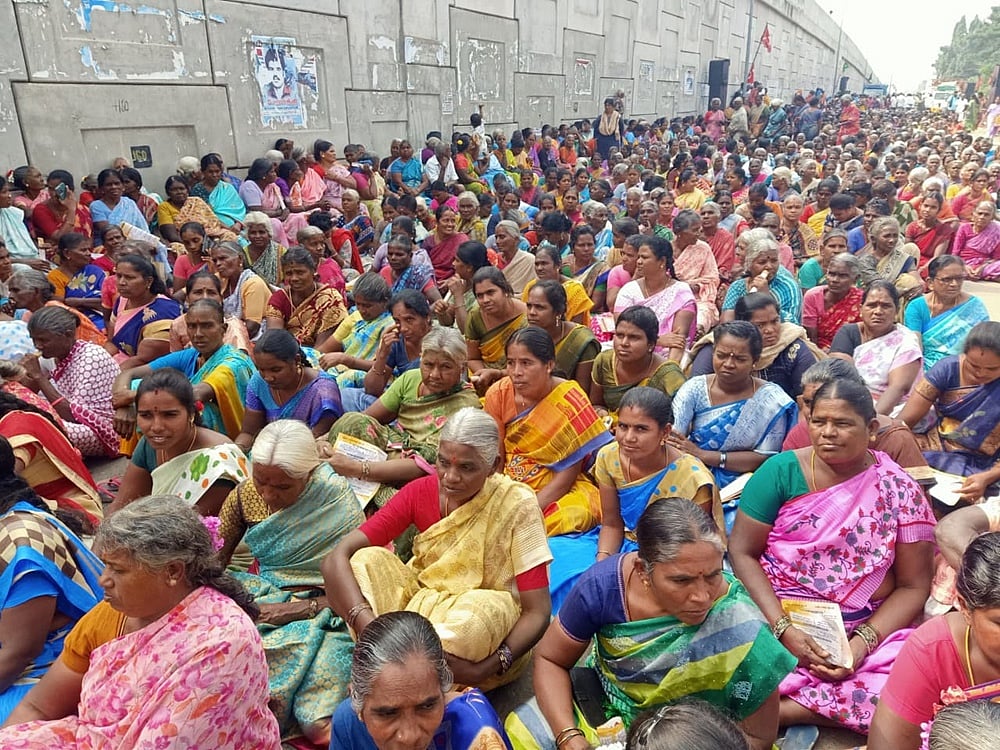 மத்திய பாஜக அரசை கண்டித்து திருப்பத்தூர் மாவட்டம் ஆம்பூர் அருகே மாதனூரில் ஆம்பூர் எம்எல்ஏ வில்வநாதன் தலைமையில் திமுக சார்பாக நடந்த ஆர்ப்பாட்டத்தில் பங்கேற்ற பெண்கள்.