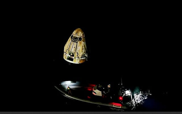 கலிஃபோர்னியா அருகே கடல்பகுதியில் டிராகன் கிரேஸ் தரையிறங்கிய காட்சி