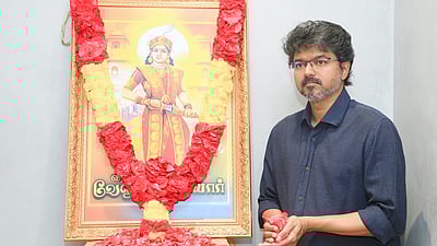 வேலு நாச்சியார் நினைவு நாள்: விஜய் மரியாதை!