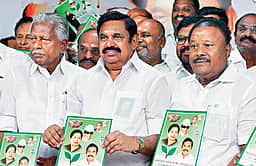 மூழ்கும் கப்பல்களை கரை சோ்க்கும் நீா்மூழ்கிக் கப்பல் அதிமுக: திண்டுக்கல் சீனிவாசன்