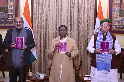 சந்தாலி மொழியில் இந்திய அரசியலமைப்பு! குடியரசுத் தலைவர் வெளியிட்டார்! 