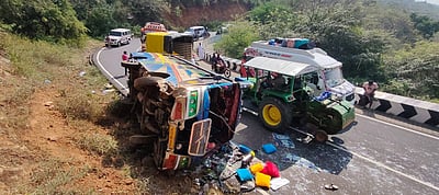 ஒகேனக்கலில் சுற்றுலா வேன் கவிழ்ந்து விபத்து: 20-க்கும் மேற்பட்டோர் படுகாயம்!