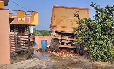 கட்டுப்பாட்டை இழந்த டிப்பர் லாரி: வீட்டுக்குள் நுழைந்ததில் மூதாட்டி பலி!