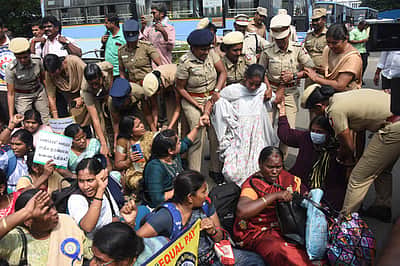 சென்னையில் போராட்டத்தில் ஈடுபட்ட இடைநிலை ஆசிரியா்கள் 1,400 போ் கைது!