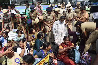 சென்னையில் போராட்டத்தில் ஈடுபட்ட இடைநிலை ஆசிரியா்கள் 1,400 போ் கைது!