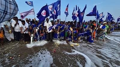 சுனாமி 21 ஆம் ஆண்டு நினைவு நாள்: கடலூரில் கடலில் பால் ஊற்றி, மலர்தூவி மீனவர்கள் கண்ணீர் அஞ்சலி!