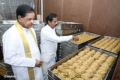 ஏழுமலையான் லட்டு விற்பனை மையத்தில் லட்டு தரம்,வசதிகள் குறித்து பக்தர்களிடம் கருத்து சேகரிப்பு!