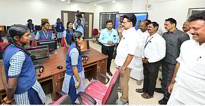 அரசு மாதிரி பள்ளியை பாா்வையிட்டு மாணவா்களுடன் கலந்துரையாடிய முதல்வா்!