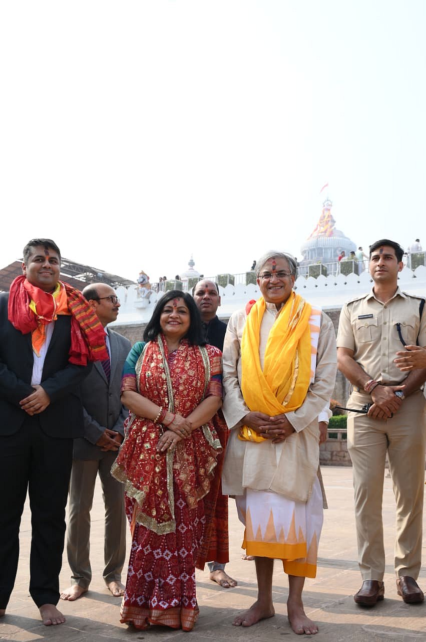 ஒடிஸாவில் தலைமைத் தேர்தல் ஆணையர்: புரி கோயிலில் குடும்பத்துடன் வழிபாடு!