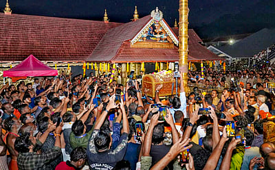 சபரிமலையில் மண்டல பூஜை நிறைவு: திரளான பக்தா்கள் தரிசனம்