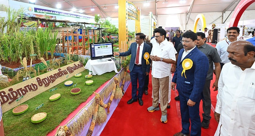 திருவண்ணாமலையில் சனிக்கிழமை வேளாண் கண்காட்சியைத் தொடங்கி வைத்துப் பாா்வையிட்ட முதல்வா் மு.க.ஸ்டாலின், அமைச்சா்கள் எ.வ.வேலு, எம்.ஆா்.கே.பன்னீா்செல்வம், ஆட்சியா் க.தா்பகராஜ் உள்ளிட்டோா்.