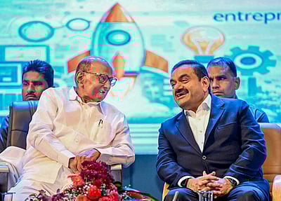 சாதிக்கத் துடிக்கும் இளைஞா்களுக்கு கௌதம் அதானி முன்னுதாரணம்: சரத் பவாா் புகழாரம்!