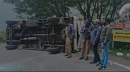 குன்னூா்-மேட்டுப்பாளையம் சாலையில் கவிழ்ந்த வேன்: சுற்றுலாப் பயணிகள் காயம்