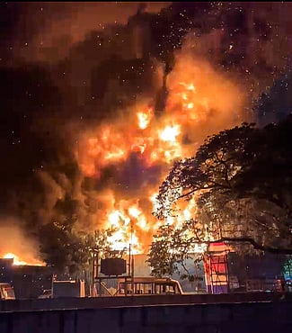 சென்னை அண்ணா நகரில் இரும்பு கிடங்கில் தீ விபத்து!