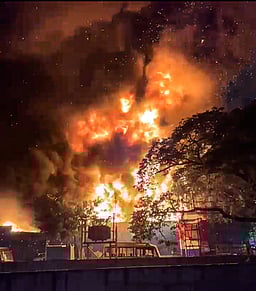 தீ விபத்து: எரிந்து கொண்டிருந்த கட்டடத்தின் முதல் மாடியில் இருந்து குதித்ததில் நால்வா் காயம்!