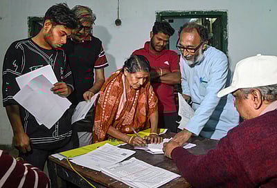 மேற்கு வங்கம்: வாக்காளா் பட்டியலில் பெயா் சோ்ப்புப் பணி தற்காலிக நிறுத்தம்!