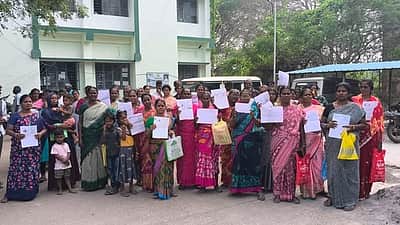 பட்டா, மின்சாரம் கோரி முற்றுகைப் போராட்டம்