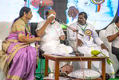 பொதுக்குழு மேடையில் கண்ணீர் விட்டு அழுத ராமதாஸ்!