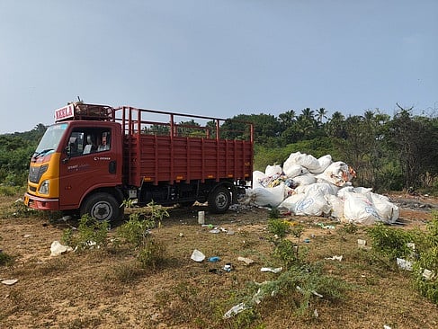 நான்குனேரி அருகே நம்பியாறு கரையோரம் கழிவுகளை கொட்டிய லாரி சிறைபிடிப்பு