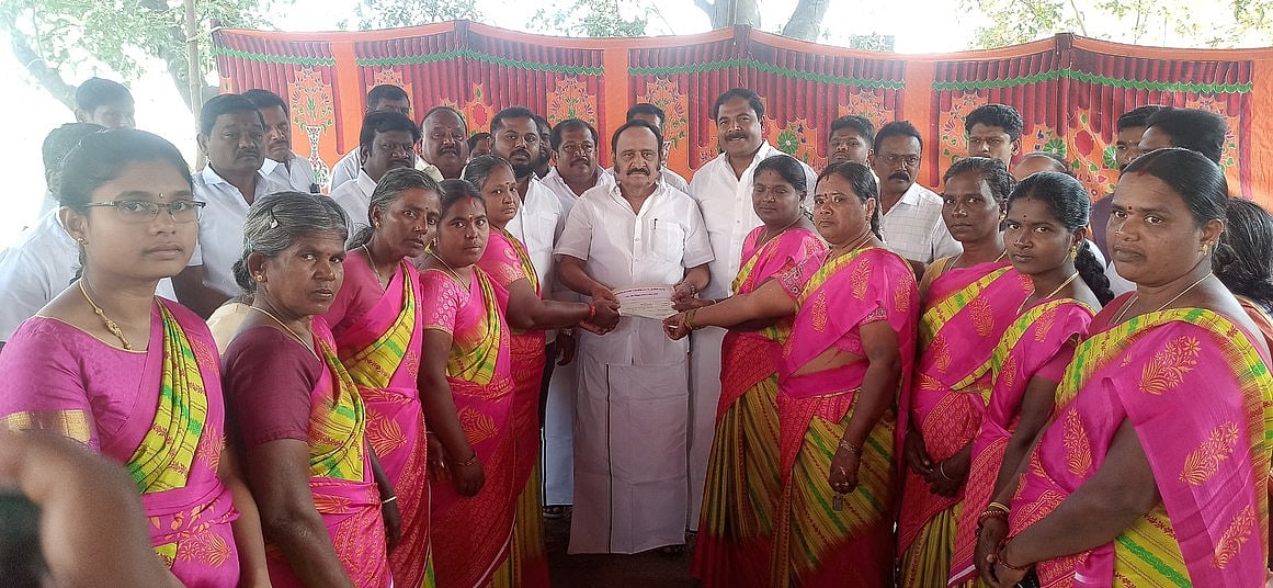 மகளிா் சுயஉதவிக் குழுக்களுக்கு 
ரூ. 28 லட்சம் கடன் வழங்கும் விழா