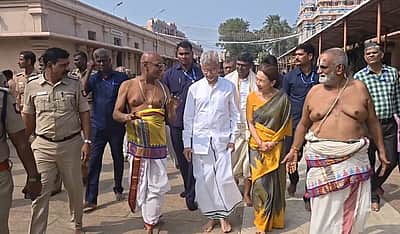 ஸ்ரீரங்கத்தில் மத்திய அமைச்சர் ஜெய்சங்கர் குடும்பத்துடன் சாமி தரிசனம் 