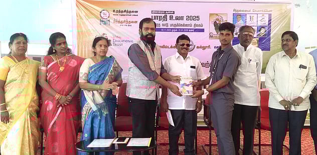 பாதியாா் பிறந்த நாள் விழாவில்
மாணவா்களுக்கு பரிசு