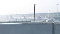 தில்லி விமான நிலைய ஓடுபாதையை முடக்கிய கழுகு! தரையிறங்க முடியாமல் தவித்த விமானங்கள்!