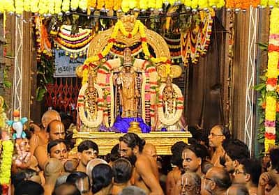 திருவல்லிக்கேணி பார்த்தசாரதி கோயிலில் சொர்க்க வாசல் திறப்பு! பக்தர்கள் காத்திருந்து சாமி தரிசனம்!