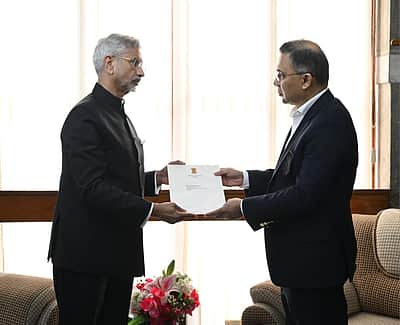 கலீதா ஜியாவின் இறுதிச் சடங்கில் ஜெய்சங்கர் பங்கேற்பு! மோடியின் கடிதம் மகனிடம் ஒப்படைப்பு!