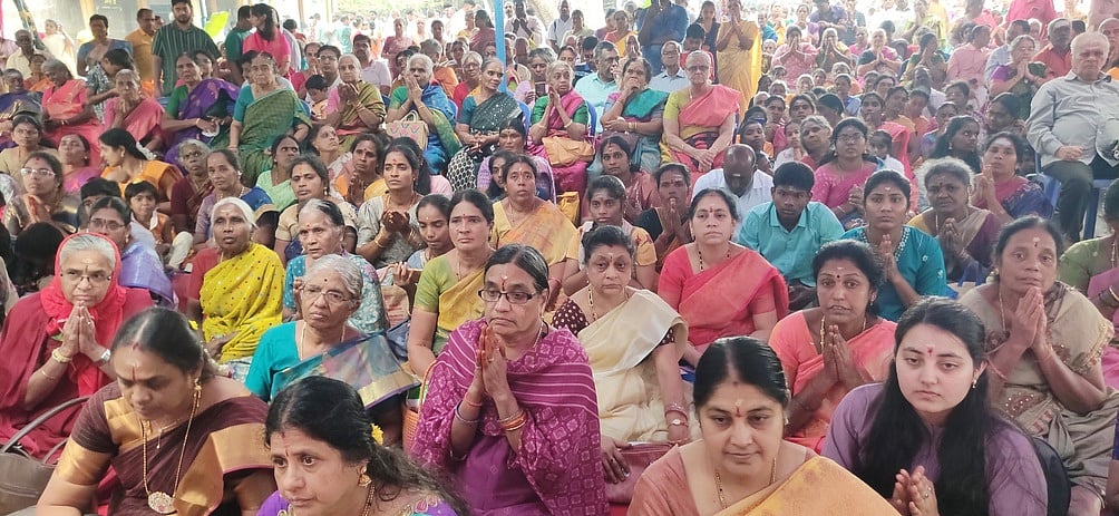 சுவாமி திருக்கல்யாண நிகழ்வில் பங்கேற்ற பக்தா்கள்